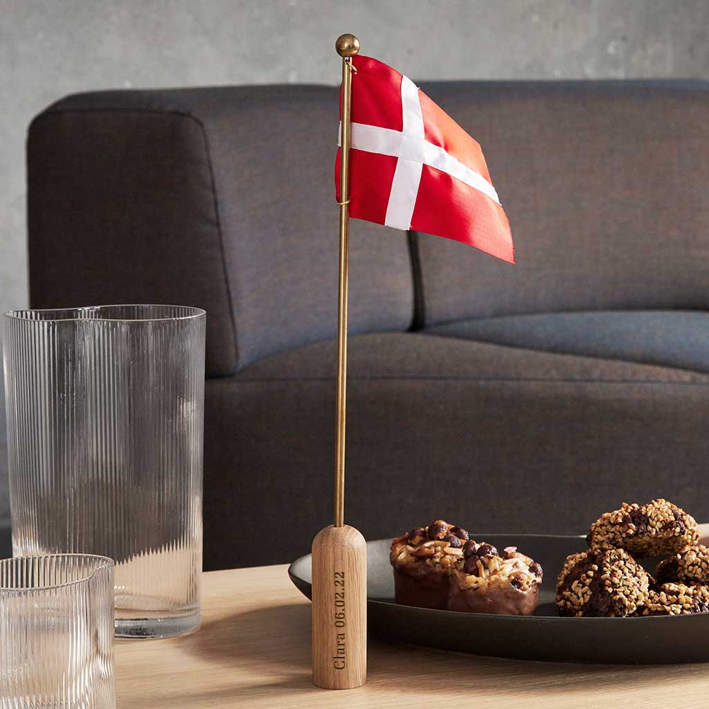 Bordflag Celebrating Med Gravering Fra Andersen Furniture