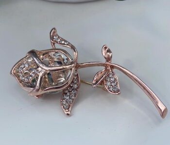 Broche Guld Rose Med Klare Sten