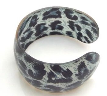 Plastik Armring Halvåben Leopard Grå